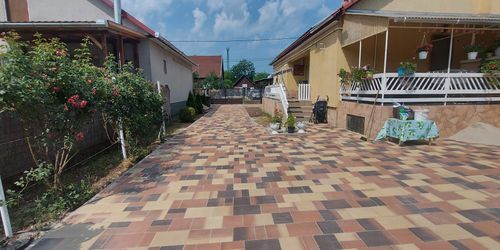 Térkövezett behajtó, színes mintás térkővel