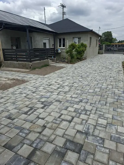 Térkövezett bejáró antikolt, többszínű térkővel