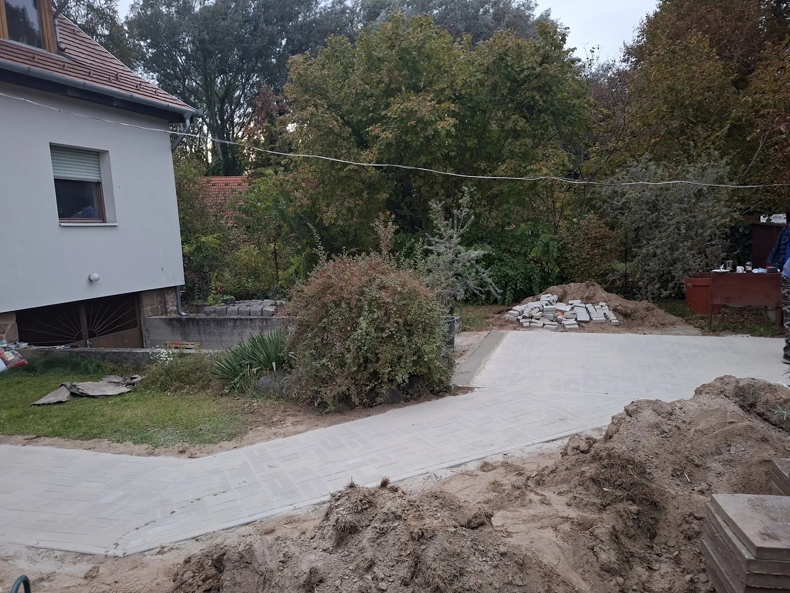 Ház körüli térkövezett járda kivitelezés közben