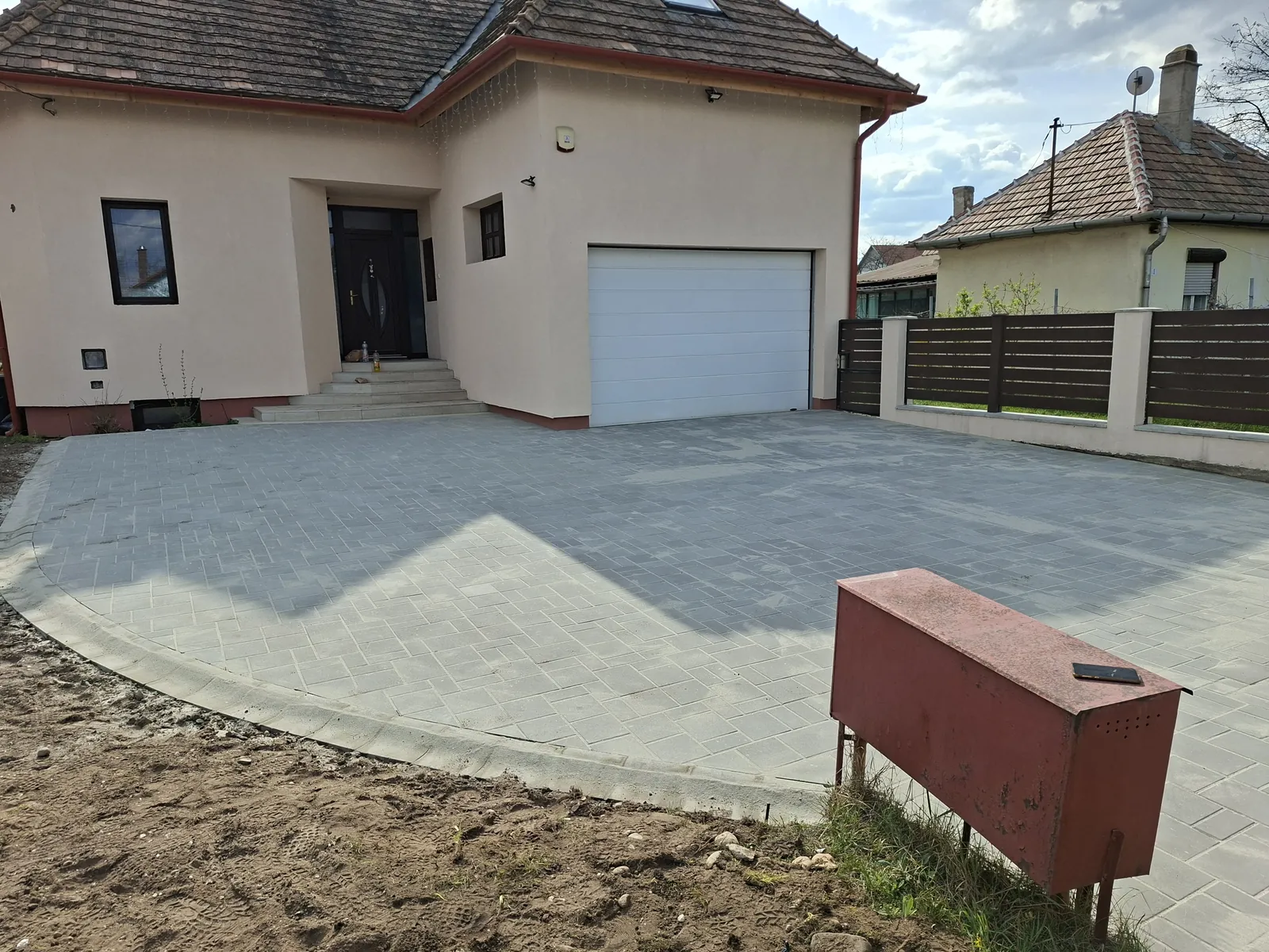 Térkövezett kocsibeálló a garázsbejáró előtt