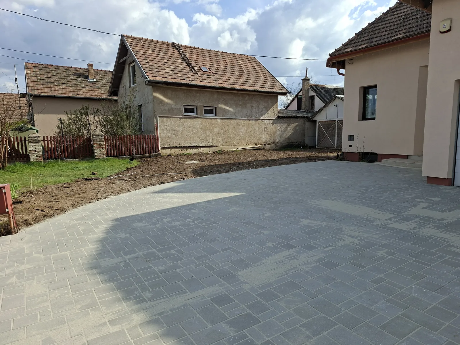 Nagy felületű térkövezett udvar szürke térkővel