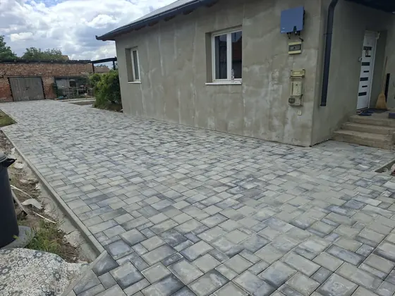 Térkövezett udvar a ház körül, szegéllyel