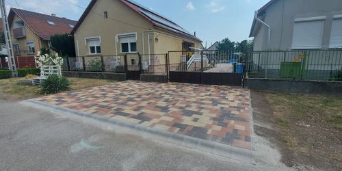 Térkövezett udvar, többszínű mintával